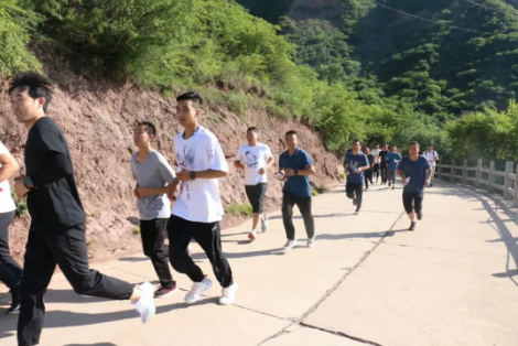 助力文旅市场 展示产投风采——乐鱼在线登录入口-乐鱼(中国)
组织开展员工登山比赛活动(图3)