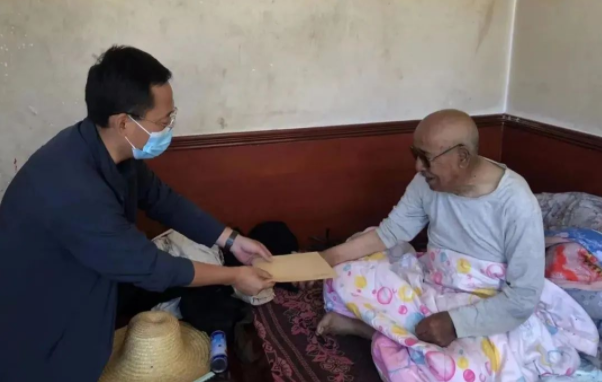 乐鱼在线登录入口-乐鱼(中国)
赴帮扶村对接工作并慰问困难党员(图2)